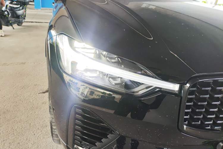 Used Volvo XC60 New Energy 2025 Plug-in Hybrid Long-Range All-Wheel Drive Zhiyuan Extreme Night Black Edition Right Front Headlight