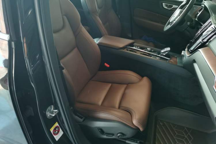 Used Volvo XC60 New Energy 2025 Plug-in Hybrid Long-Range All-Wheel Drive Smart Luxury Edition Right Front Seat