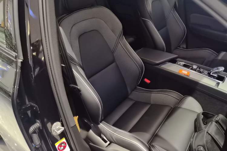 Used Volvo XC60 New Energy 2025 Plug-in Hybrid Long-Range All-Wheel Drive Zhiyuan Extreme Night Black Edition Right Front Seat