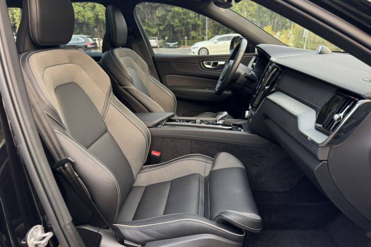 Used Volvo XC60 New Energy 2025 Plug-in Hybrid Long-Range All-Wheel Drive Zhiyuan Extreme Night Black Edition Right Front Seat