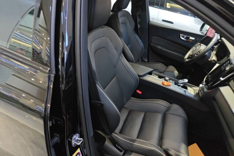 Used Volvo XC60 New Energy 2025 Plug-in Hybrid Long-Range All-Wheel Drive Zhiyuan Extreme Night Black Edition Right Front Seat