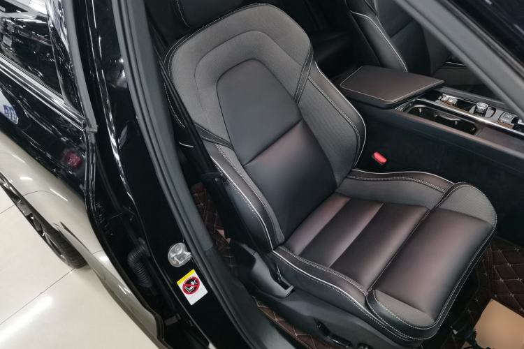 Used Volvo XC60 New Energy 2025 Plug-in Hybrid Long-Range All-Wheel Drive Zhiyuan Extreme Night Black Edition Right Front Seat