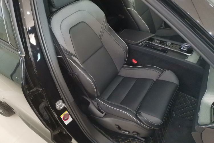 Used Volvo XC60 New Energy 2025 Plug-in Hybrid Long-Range All-Wheel Drive Zhiyuan Extreme Night Black Edition Right Front Seat