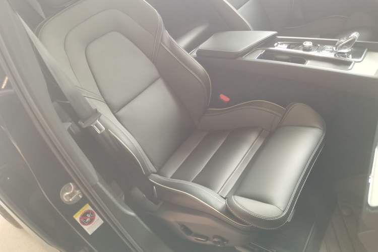 Used Volvo XC60 New Energy 2025 Plug-in Hybrid Long-Range All-Wheel Drive Zhiyuan Extreme Night Black Edition Right Front Seat