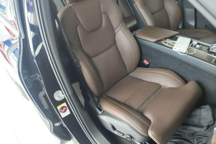 Used Volvo XC60 New Energy 2025 Plug-in Hybrid Long-Range All-Wheel Drive Smart Luxury Edition Right Front Seat