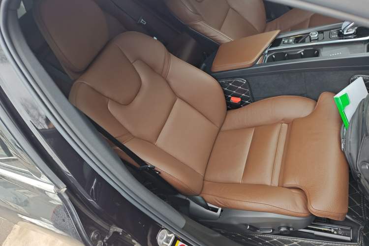Used Volvo XC60 New Energy 2025 Plug-in Hybrid Long-Range All-Wheel Drive Smart & Luxurious Edition Right Front Seat