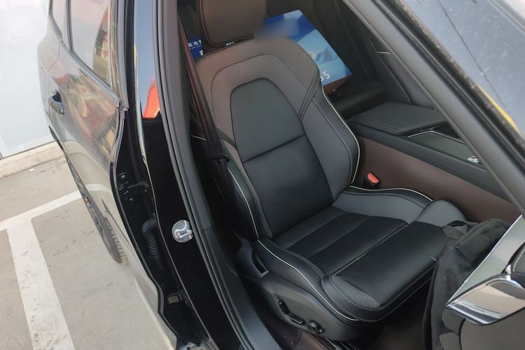 Used Volvo XC60 New Energy 2025 Plug-in Hybrid Long-Range All-Wheel Drive Zhiyuan Extreme Night Black Edition Right Front Seat