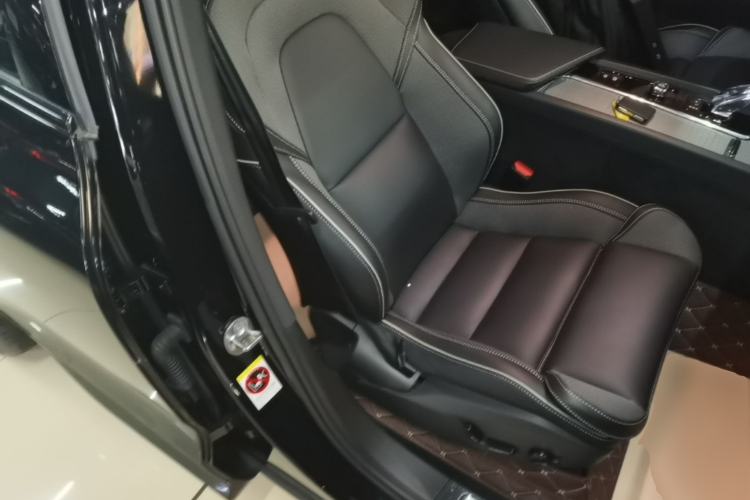 Used Volvo XC60 New Energy 2025 Plug-in Hybrid Long-Range All-Wheel Drive Zhiyuan Extreme Night Black Edition Right Front Seat