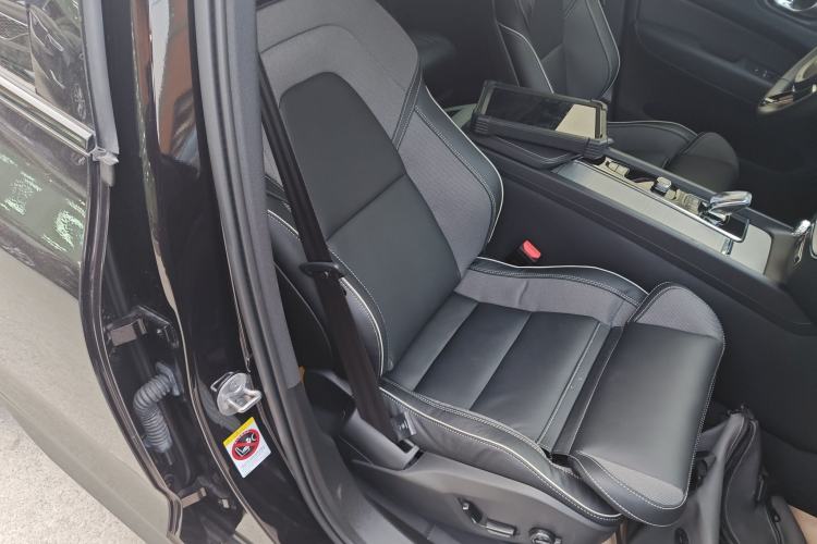 Used Volvo XC60 New Energy 2025 Plug-in Hybrid Long-Range All-Wheel Drive Zhiyuan Extreme Night Black Edition Right Front Seat