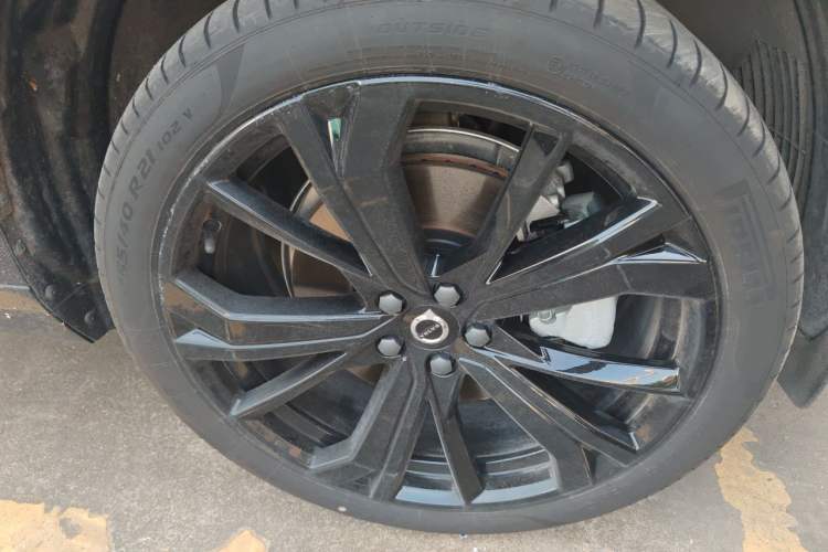 Used Volvo XC60 New Energy 2025 Plug-in Hybrid Long-Range All-Wheel Drive Zhiyuan Extreme Night Black Edition Right Front Wheel Hub