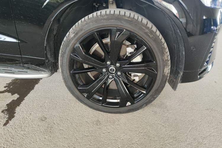 Used Volvo XC60 New Energy 2025 Plug-in Hybrid Long-Range All-Wheel Drive Zhiyuan Extreme Night Black Edition Right Front Wheel Hub