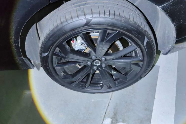 Used Volvo XC60 New Energy 2025 Plug-in Hybrid Long-Range All-Wheel Drive Zhiyuan Extreme Night Black Edition Right Front Wheel Hub