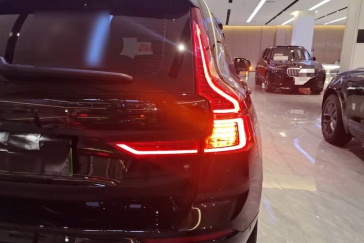Used Volvo XC60 New Energy 2025 Plug-in Hybrid Long-Range All-Wheel Drive Zhiyuan Extreme Night Black Edition Right Rear Taillight