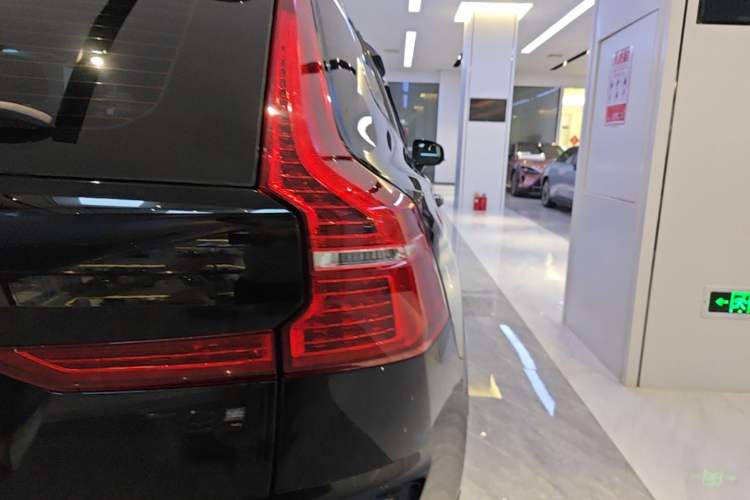 Used Volvo XC60 New Energy 2025 Plug-in Hybrid Long-Range All-Wheel Drive Zhiyuan Extreme Night Black Edition Right Rear Taillight