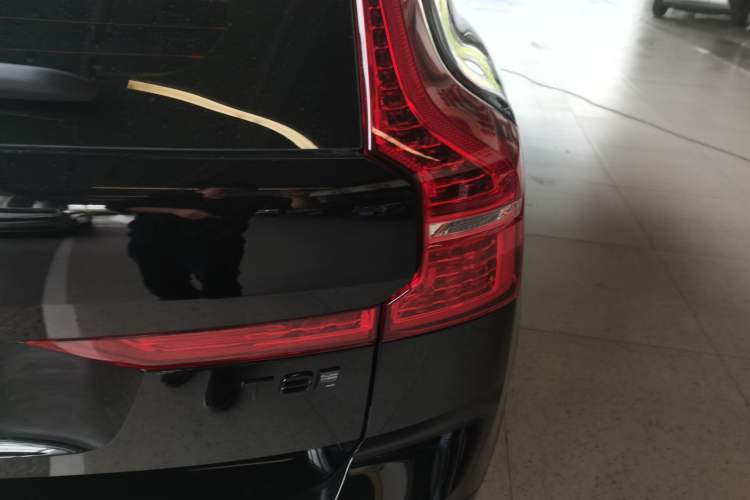 Used Volvo XC60 New Energy 2025 Plug-in Hybrid Long-Range All-Wheel Drive Zhiyuan Extreme Night Black Edition Right Rear Taillight