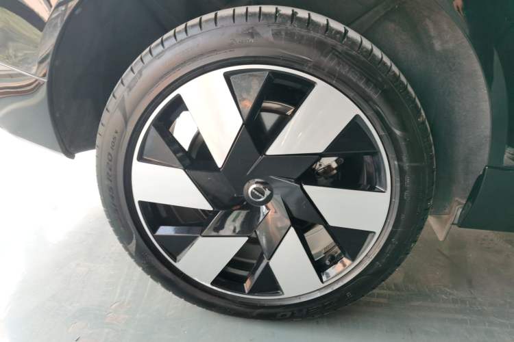 Used Volvo XC60 New Energy 2025 Plug-in Hybrid Long-Range All-Wheel Drive Smart Luxury Edition Right Rear Wheel Hub