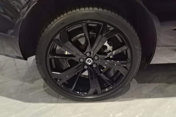 Used Volvo XC60 New Energy 2025 Plug-in Hybrid Long-Range All-Wheel Drive Zhiyuan Extreme Night Black Edition Right Rear Wheel Hub