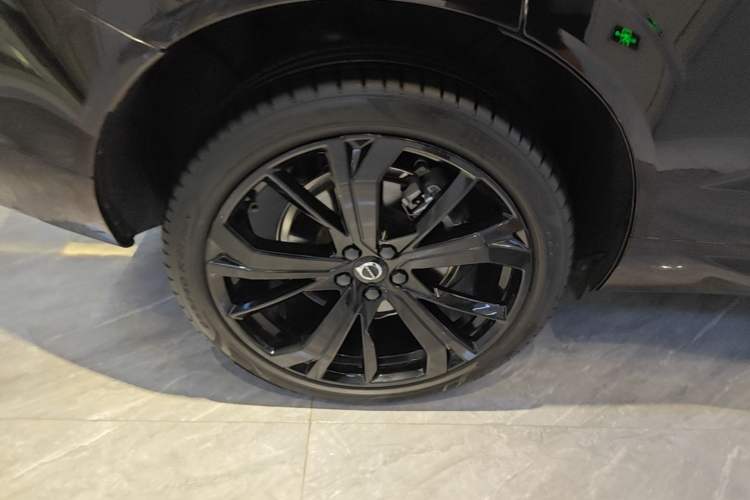 Used Volvo XC60 New Energy 2025 Plug-in Hybrid Long-Range All-Wheel Drive Zhiyuan Extreme Night Black Edition Right Rear Wheel Hub