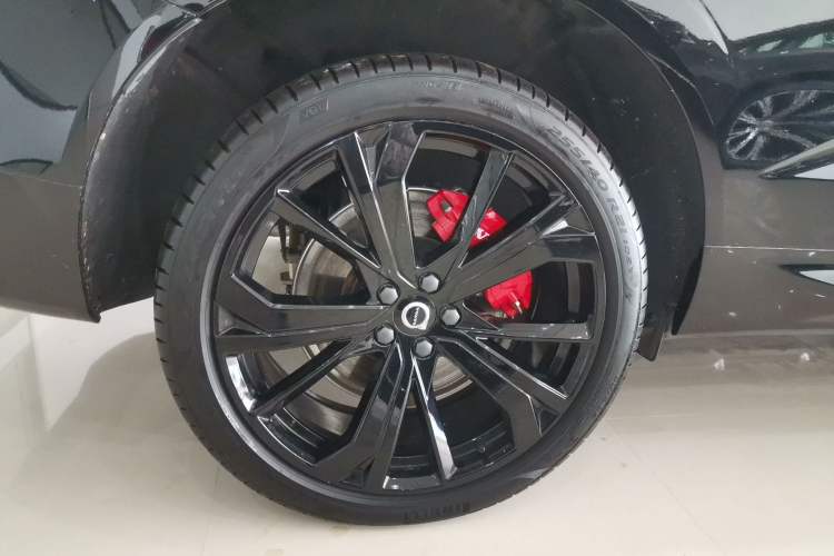 Used Volvo XC60 New Energy 2025 Plug-in Hybrid Long-Range All-Wheel Drive Zhiyuan Extreme Night Black Edition Right Rear Wheel Hub