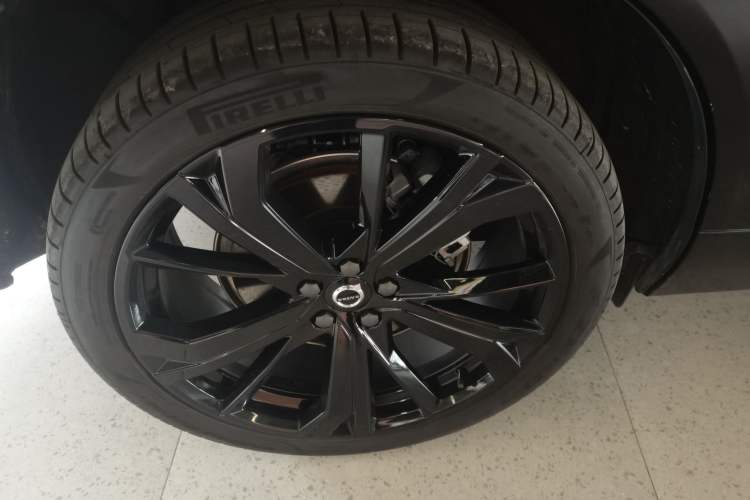 Used Volvo XC60 New Energy 2025 Plug-in Hybrid Long-Range All-Wheel Drive Zhiyuan Extreme Night Black Edition Right Rear Wheel Hub