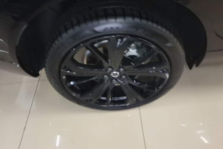 Used Volvo XC60 New Energy 2025 Plug-in Hybrid Long-Range All-Wheel Drive Zhiyuan Extreme Night Black Edition Right Rear Wheel Hub