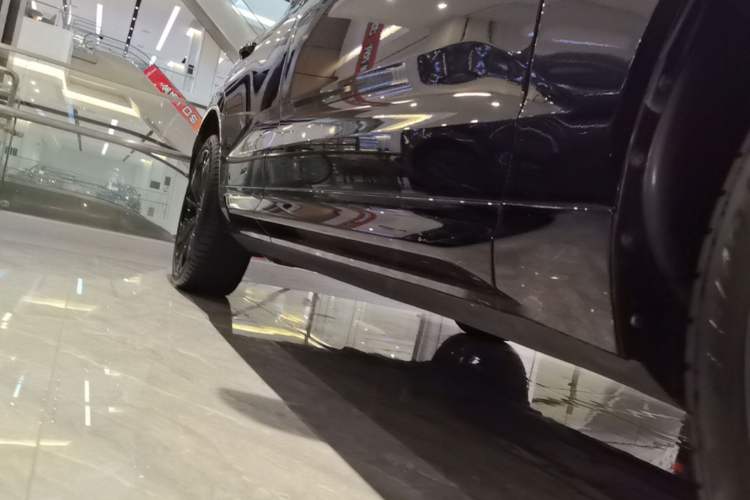 Used Volvo XC60 New Energy 2025 Plug-in Hybrid Long-Range All-Wheel Drive Zhiyuan Extreme Night Black Edition Right Side Sill