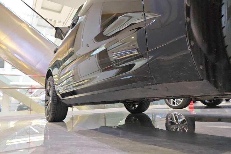 Used Volvo XC60 New Energy 2025 Plug-in Hybrid Long-Range All-Wheel Drive Zhiyuan Extreme Night Black Edition Right Side Sill