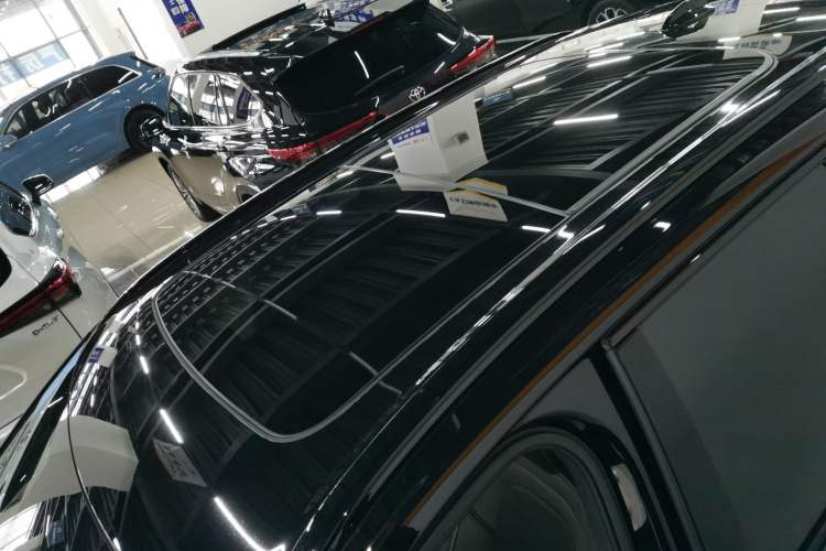 Used Volvo XC60 New Energy 2025 Plug-in Hybrid Long-Range All-Wheel Drive Zhiyuan Extreme Night Black Edition Roof