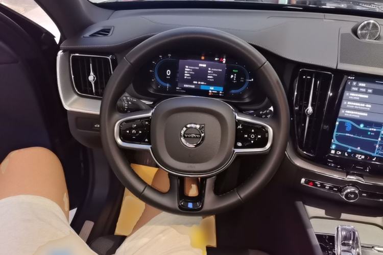 Used Volvo XC60 New Energy 2025 Plug-in Hybrid Long-Range All-Wheel Drive Zhiyuan Extreme Night Black Edition Steering Wheel