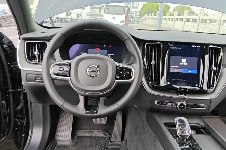 Used Volvo XC60 New Energy 2025 Plug-in Hybrid Long-Range All-Wheel Drive Zhiyuan Extreme Night Black Edition Steering Wheel