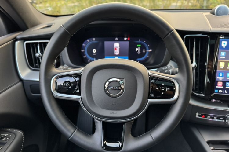 Used Volvo XC60 New Energy 2025 Plug-in Hybrid Long-Range All-Wheel Drive Zhiyuan Extreme Night Black Edition Steering Wheel