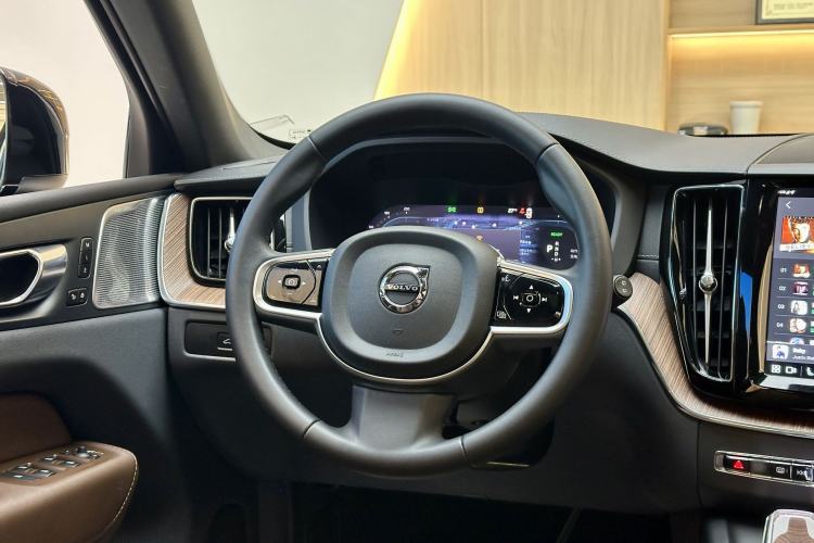 Used Volvo XC60 New Energy 2025 Plug-in Hybrid Long-Range All-Wheel Drive Smart Luxury Edition Steering Wheel