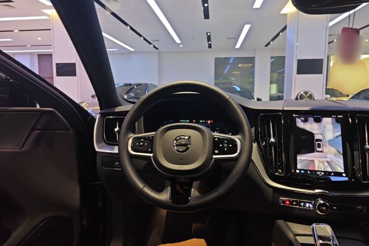 Used Volvo XC60 New Energy 2025 Plug-in Hybrid Long-Range All-Wheel Drive Zhiyuan Extreme Night Black Edition Steering Wheel