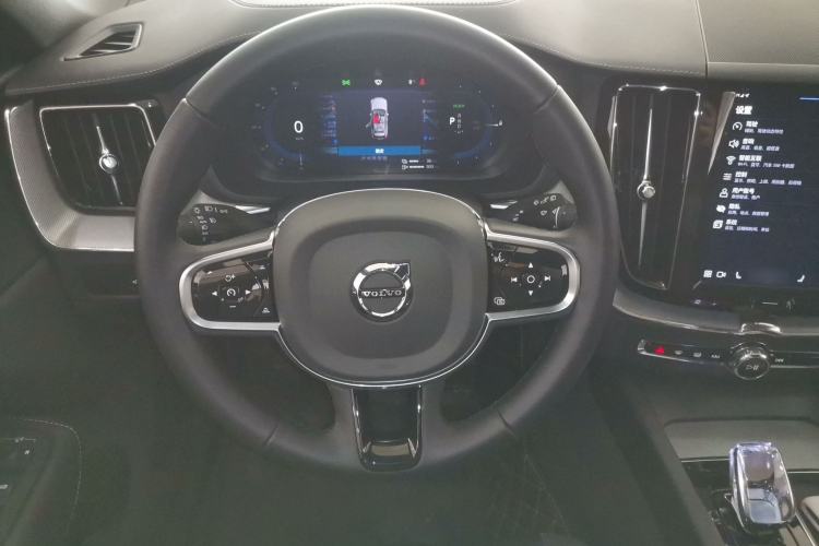 Used Volvo XC60 New Energy 2025 Plug-in Hybrid Long-Range All-Wheel Drive Zhiyuan Extreme Night Black Edition Steering Wheel