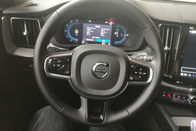 Used Volvo XC60 New Energy 2025 Plug-in Hybrid Long-Range All-Wheel Drive Zhiyuan Extreme Night Black Edition Steering Wheel