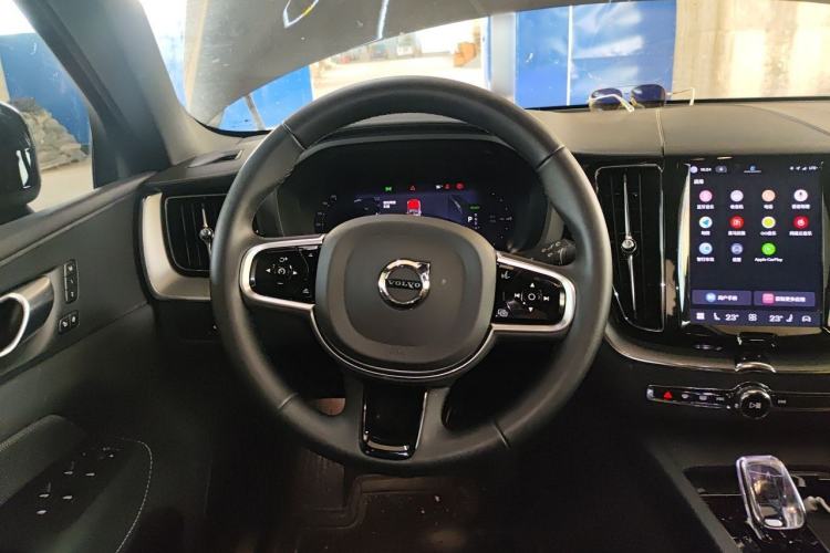 Used Volvo XC60 New Energy 2025 Plug-in Hybrid Long-Range All-Wheel Drive Zhiyuan Extreme Night Black Edition Steering Wheel