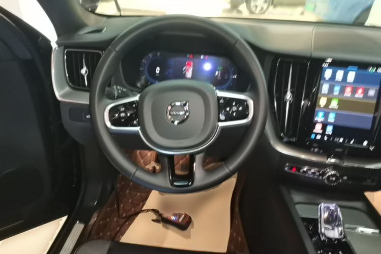 Used Volvo XC60 New Energy 2025 Plug-in Hybrid Long-Range All-Wheel Drive Zhiyuan Extreme Night Black Edition Steering Wheel
