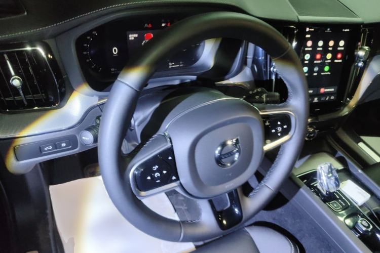 Used Volvo XC60 New Energy 2025 Plug-in Hybrid Long-Range All-Wheel Drive Zhiyuan Extreme Night Black Edition Steering Wheel