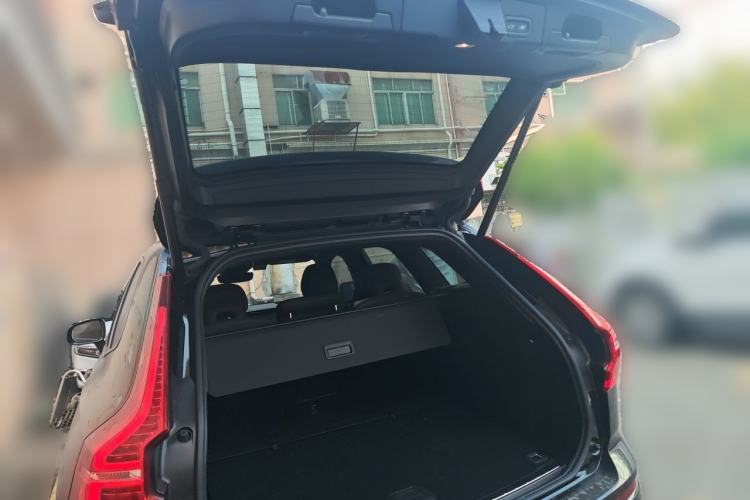 Used Volvo XC60 New Energy 2025 Plug-in Hybrid Long-Range All-Wheel Drive Zhiyuan Extreme Night Black Edition Trunk