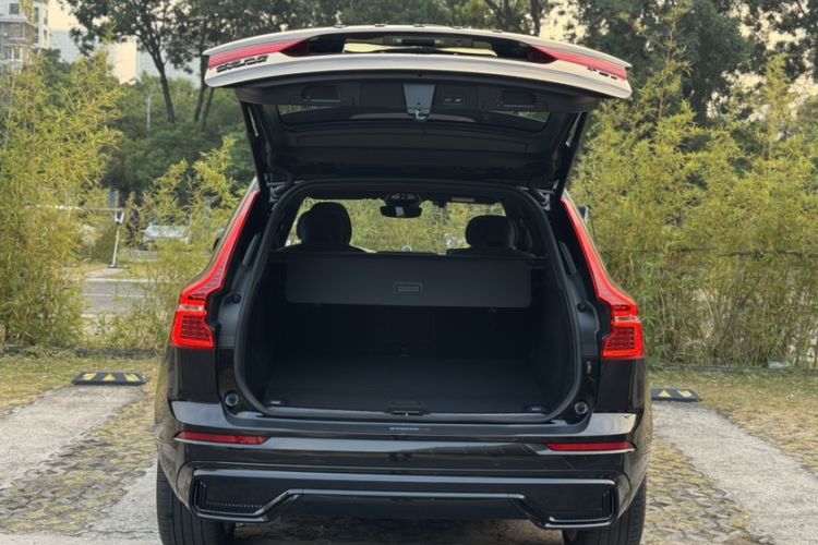Used Volvo XC60 New Energy 2025 Plug-in Hybrid Long-Range All-Wheel Drive Zhiyuan Extreme Night Black Edition Trunk