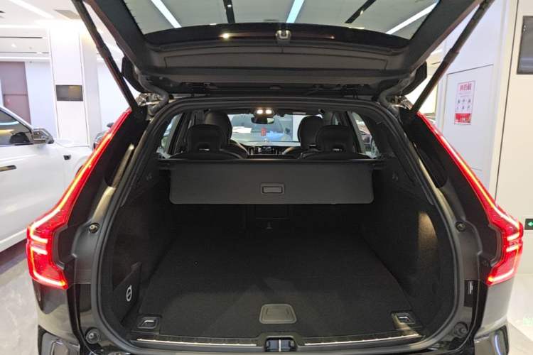 Used Volvo XC60 New Energy 2025 Plug-in Hybrid Long-Range All-Wheel Drive Zhiyuan Extreme Night Black Edition Trunk