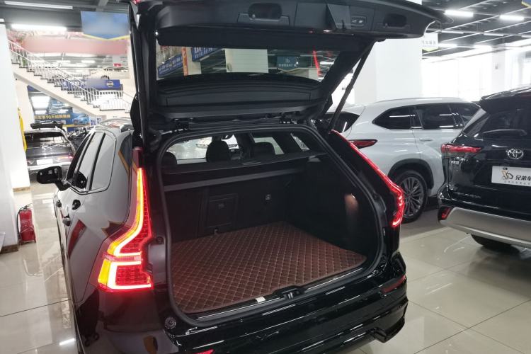 Used Volvo XC60 New Energy 2025 Plug-in Hybrid Long-Range All-Wheel Drive Zhiyuan Extreme Night Black Edition Trunk