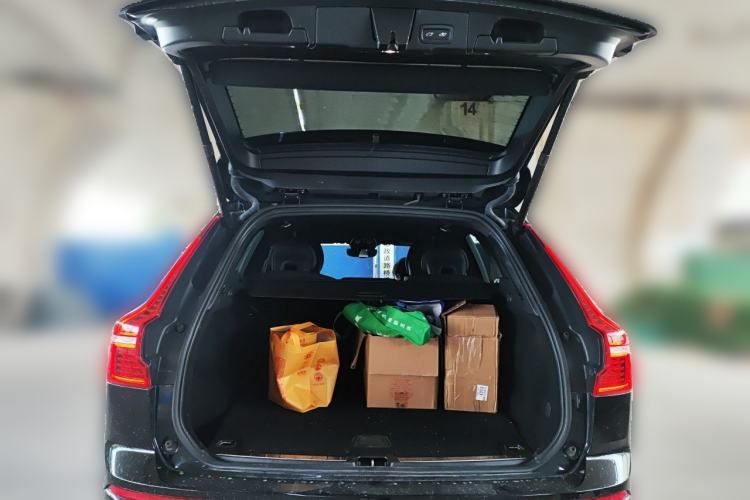Used Volvo XC60 New Energy 2025 Plug-in Hybrid Long-Range All-Wheel Drive Zhiyuan Extreme Night Black Edition Trunk