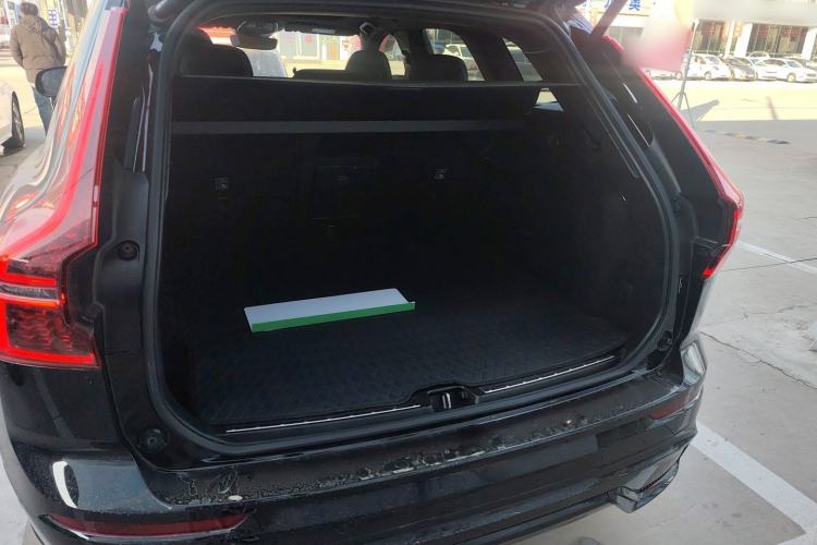 Used Volvo XC60 New Energy 2025 Plug-in Hybrid Long-Range All-Wheel Drive Zhiyuan Extreme Night Black Edition Trunk