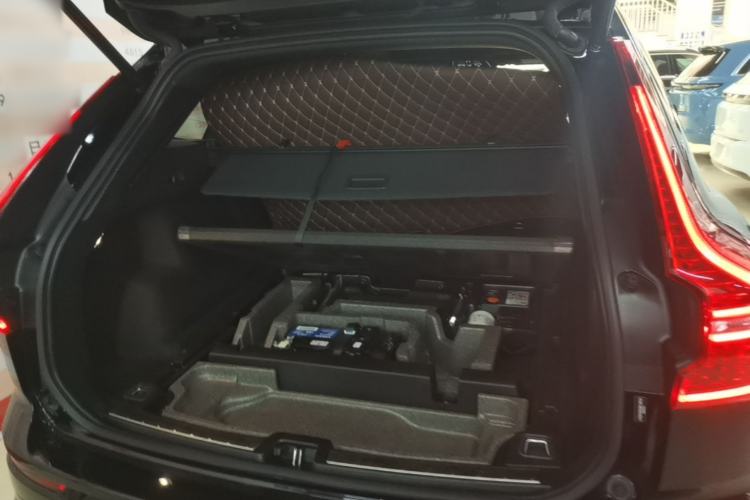 Used Volvo XC60 New Energy 2025 Plug-in Hybrid Long-Range All-Wheel Drive Zhiyuan Extreme Night Black Edition Trunk