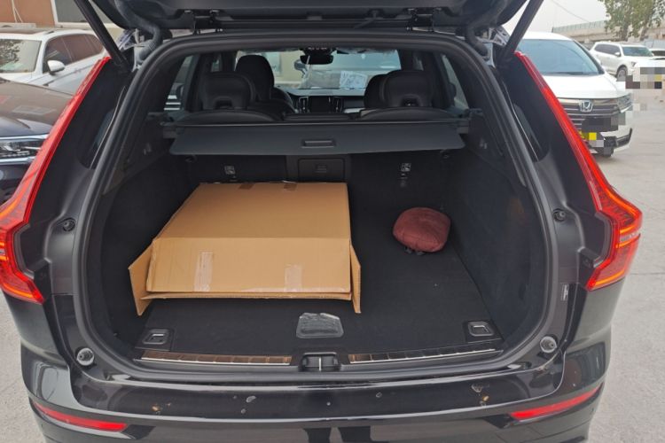 Used Volvo XC60 New Energy 2025 Plug-in Hybrid Long-Range All-Wheel Drive Zhiyuan Extreme Night Black Edition Trunk