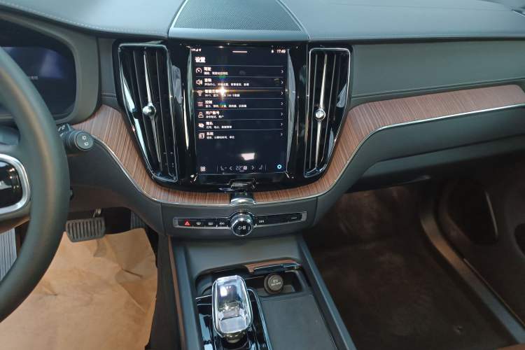 Used Volvo XC60 New Energy 2025 Plug-in Hybrid Long-Range All-Wheel Drive Smart Luxury Edition Audio And AC Panel
