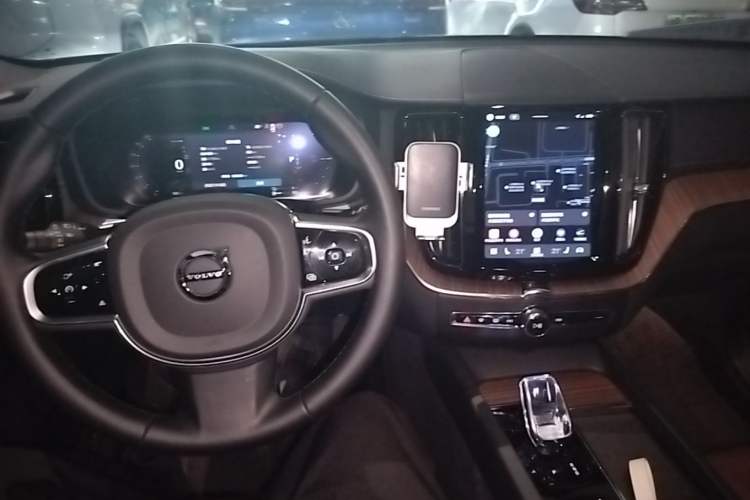 Used Volvo XC60 New Energy 2025 Plug-in Hybrid Long-Range All-Wheel Drive Smart & Luxurious Edition Center Console