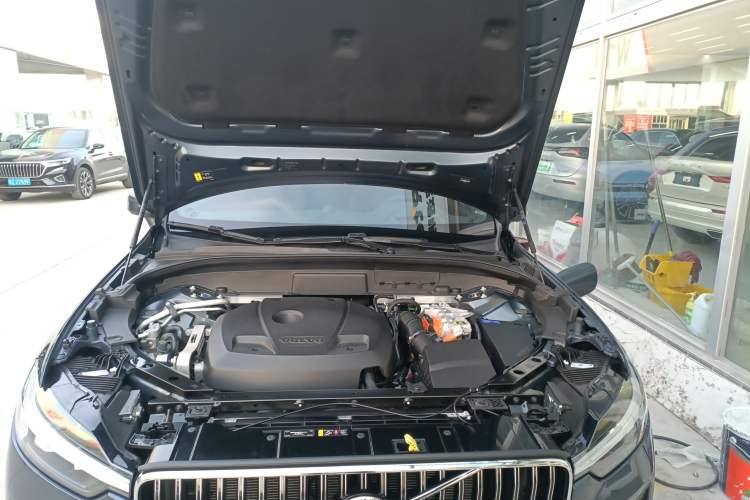 Used Volvo XC60 New Energy 2025 Plug-in Hybrid Long-Range All-Wheel Drive Smart Luxury Edition Engine Bay