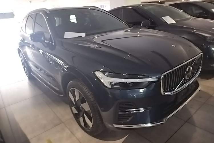Used Volvo XC60 New Energy 2025 Plug-in Hybrid Long-Range All-Wheel Drive Smart & Luxurious Edition Front Right 45 Deg